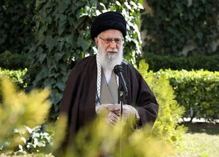 کمک مومنانه مصداق انقلابی&zwnj;&zwnj;گری است/ در برجام خسارت فراوان به ما وارد شد/ بزرگترین دشمن آمریکا ملت خودش است