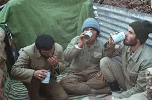 رزمنده ها برای آب خوردن با قوطی کمپوت نوبت می گرفتند