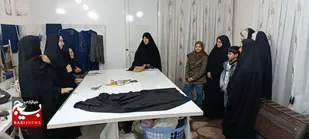 بازدید بسیجیان پایگاه کوثر از کارگاه کارآفرینی بانوی گرمه&zwnj;ای و آشنایی با روند تولید پوشاک ایرانی&ndash;اسلامی