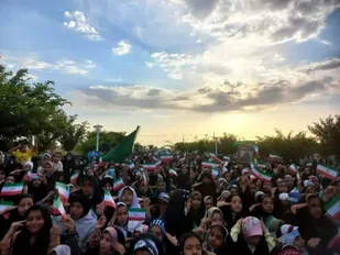 اجرای همخوانی هزار نفری سرود سلام فرمانده در شهر قنوات