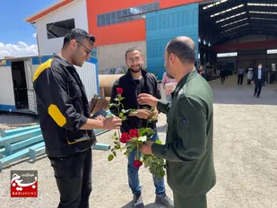 مسئولان دلیجانی با اهدا شاخه گل از کارگران تقدیر کردند
