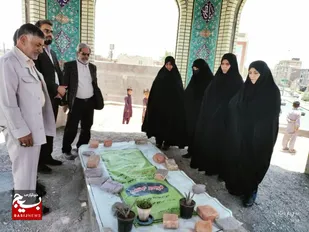 ادای احترام هیئت تفقد سازمان بسیج مداحان به شهید گمنام ثارالله&nbsp;