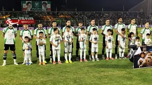 فرزندان شهدای انتظامی حاملان پرچم امنیت در دیدار خیبر و پرسپولیس