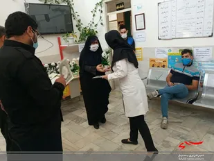 تقدیر و تشکر از مدافعان سلامت در درمانگاه مرکزی با حضور فرمانده سپاه ناحیه امام هادی(ع) مهرشهر