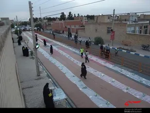 بزرگترین سفره افطاری به طول یک کیلومتر در کاشان گسترده شد