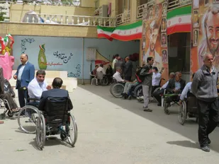 بازدید رزمندگان لشکر ۱۴ امام حسین از آسایشگاه جانبازان