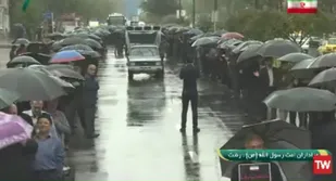 مردم رشت پای کار انقلاب زیر باران