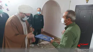 فرمانده سپاه ناحیه اشتهارد با خانواده شهید سلیم خانی به مناسبت هفته بسیج دیدار کرد