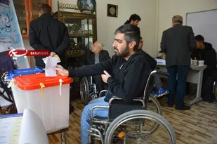 در پاسخ به ندای رهبرم، بی پا اما با سر آمدم
