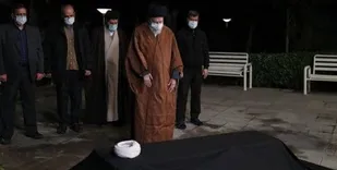اقامه نماز رهبر انقلاب بر پیکر علامه مصباح یزدی