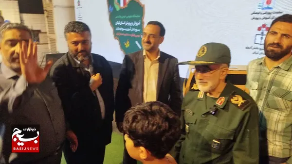 بازدیدسردارآزادی از نمایشگاه روایت پرچمداران