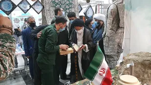بازدید نماینده ولی فقیه در سمنان از نمایشگاه دفاع مقدس