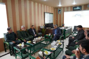 دیدار جمعی از مسئولان شهرستانی با فرمانده ناحیه مقاومت بهار به مناسبت هفته دفاع مقدس