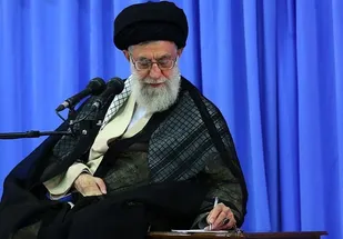 تقریظ رهبر انقلاب بر کتاب "آن مرد با باران می&zwnj;آید"/از نویسنده&zwnj; کتاب باید تقدیر و تشکر شود ان&zwnj;شاءالله