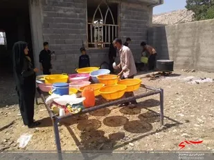 پخت ۲۵۰۰ پرس غذای گرم در روستای قلعه مدرسه