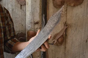 قلم زنی بر روی فولاد به عشق اهل بیت(ع)