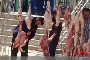 توزیع ۳۰۰ بسته گوشت بین کارگران نیازمند به&zwnj;همت حوزه شهید صوفی همدان