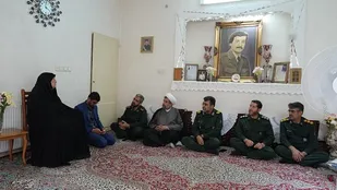 دیدار فرمانده سپاه الغدیر با خانواده شهدای ارتش در یزد