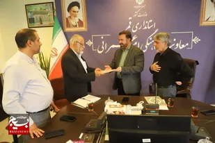 اهدای حکم نایب رئیس مجمع نخبگان بسیجی استان قم به مهدی متقیان معاون هماهنگی امور عمرانی استان&nbsp;