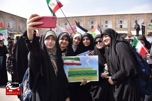 حضور پرشور دهه هشتادی&zwnj;ها و نودی ها در راهپیمایی ۱۳ آبان در استان اصفهان