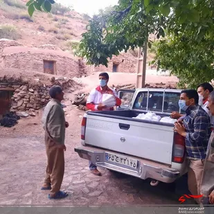 کمک به سیل زدگان روستاهای راین توسط بسیجیان و هلال احمر
