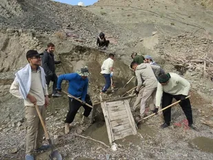 جهاد امید آفرینی با محرومیت زدایی در روستای بیشه درح/ ساخت منبع آب و استخر برای آب رسانی به مزارع خشک شده