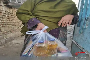 توزیع ٣٠ بسته معیشتی بین خانواده های نیازمند حاشیه شهر زاهدان