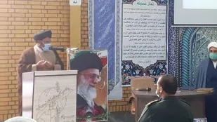 ولی فقیه راهنمای جامعه در مسیر حق و روشنایی است