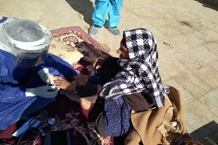 آزمایش تشخیص سریع کرونا از خانواده بیمار کرونایی در هامون