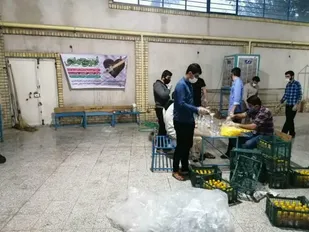 تهیه آب میوه طبیعی برای بیماران بستری کرونا
