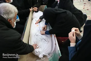 تصاویر| خانواده سه تن از شهدای قهرمان با جگرگوشه های خود وداع کردند