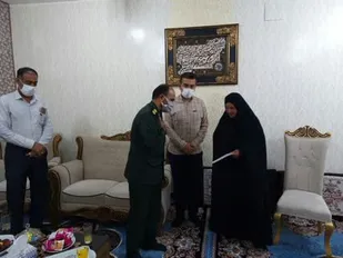 دیدارفرمانده سپاه آغاجاری با خانواده شهدا