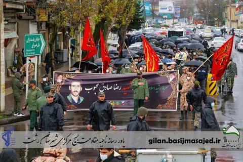 گزارش تصویری تشییع پیکر شهید تازه تفحص شده گیلانی زیر بارش شدید باران
