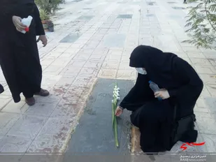 غبار روبی قبور مطهر شهدا در امامزاده محمد بن باقر شهر بوشهر