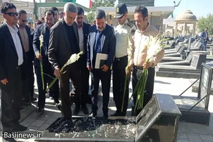 استاندار همدان به مقام شامخ شهدای شهرستان بهار ادای احترام کرد