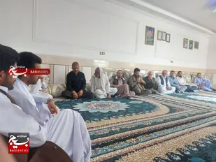 دیدار صمیمی فرمانده حوزه عشایری امام حسین با معتمدان و بزرگان روستا ی حاجی آباد