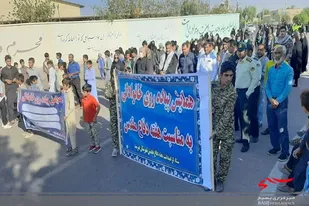 همایش پیاده روی به مناسبت هفته دفاع مقدس در شهرستان هیرمند برگزاری شد