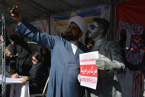 طلاب و روحانیون  در راهپیمایی 13 آبان