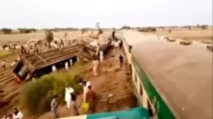 افزایش تلفات تصادف مرگبار دو قطار مسافربری در پاکستان