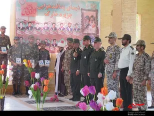 غبارروبی و عطرافشانی گلزار شهدا در جزیره خارگ