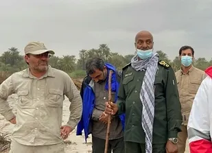 سپاه در کنار مردم در بحران/ حضور فرمانده قرارگاه مدینه منوره در روستای بحرانی مازغ بالا در
میناب