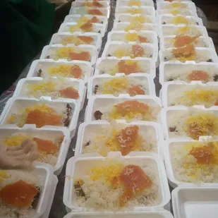 طبخ و توزیع ۸۳۰۰ پرس غذای تبرکی در شاهرود