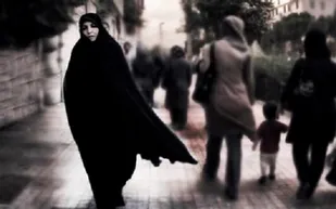 به خاطر چادر مادرم، برادرم را کشتند!!/ یک&zwnj;بار هم به&zwnj;تنهایی از خانه بیرون نیامدم/ ایران بهشت بانوان است