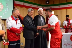 نشست استاندار همدان با داوطلبان و مربیان هلال احمر