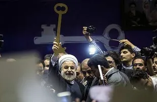 به جای کلید، داس آقای روحانی بر سر مسکن مهر قرار گرفته است