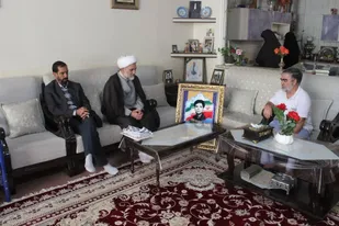 دیدار رزمندگان گروه موشکی ١۵خرداد نیروی زمینی سپاه با خانواده شهدای طلبه و روحانی اصفهان