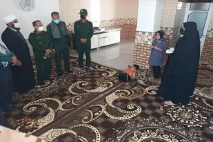 کمک فرمانده سپاه فجر به صورت نقدی و وسایل منزل به خانواده محروم در زرین دشت