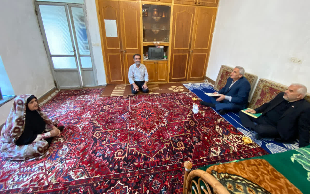 دیدار مدیرکل بنیاد شهید آذربایجان‌شرقی و مشاور استاندار با خانواده‌ سه شهید / سلمانی: تکریم خانواده‌های شهدا، ادای دین به صبر و ایثار ماندگار آنان است