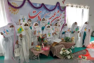 مراسم جشن تکلیف دانش آموزان دختر مجتمع آموزشی بصیرت روستا مومن آباد در سرخه برگزار شد