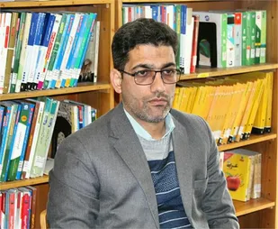 هنرمند تئاتر بر روی صحنه، هنر خویش را نشان می&zwnj;دهد